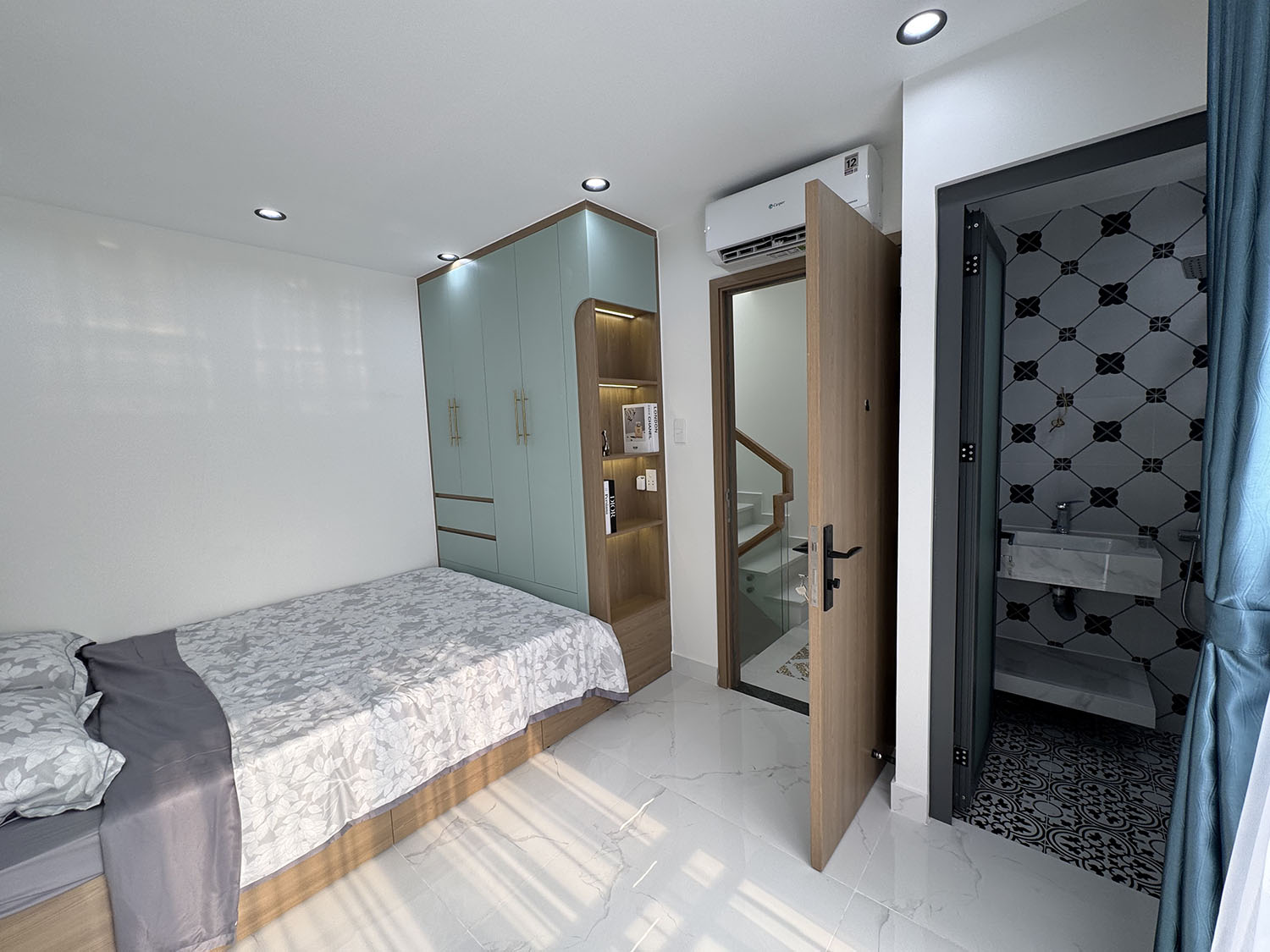 Biệt thự mini 3 lầu, t.kế Tân Cổ Điển, Full n.thất, hẻm ôtô Cầm Bá Thước - Cạnh Phố Ẩm Thực PXLong